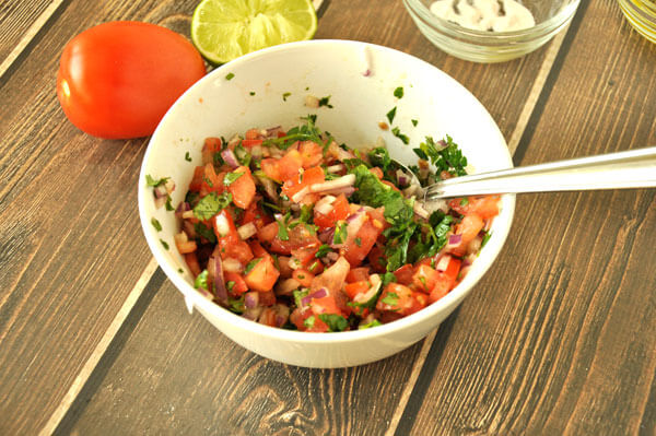 Tomato Salad {Ensalada de Tomate} thekusilife.com